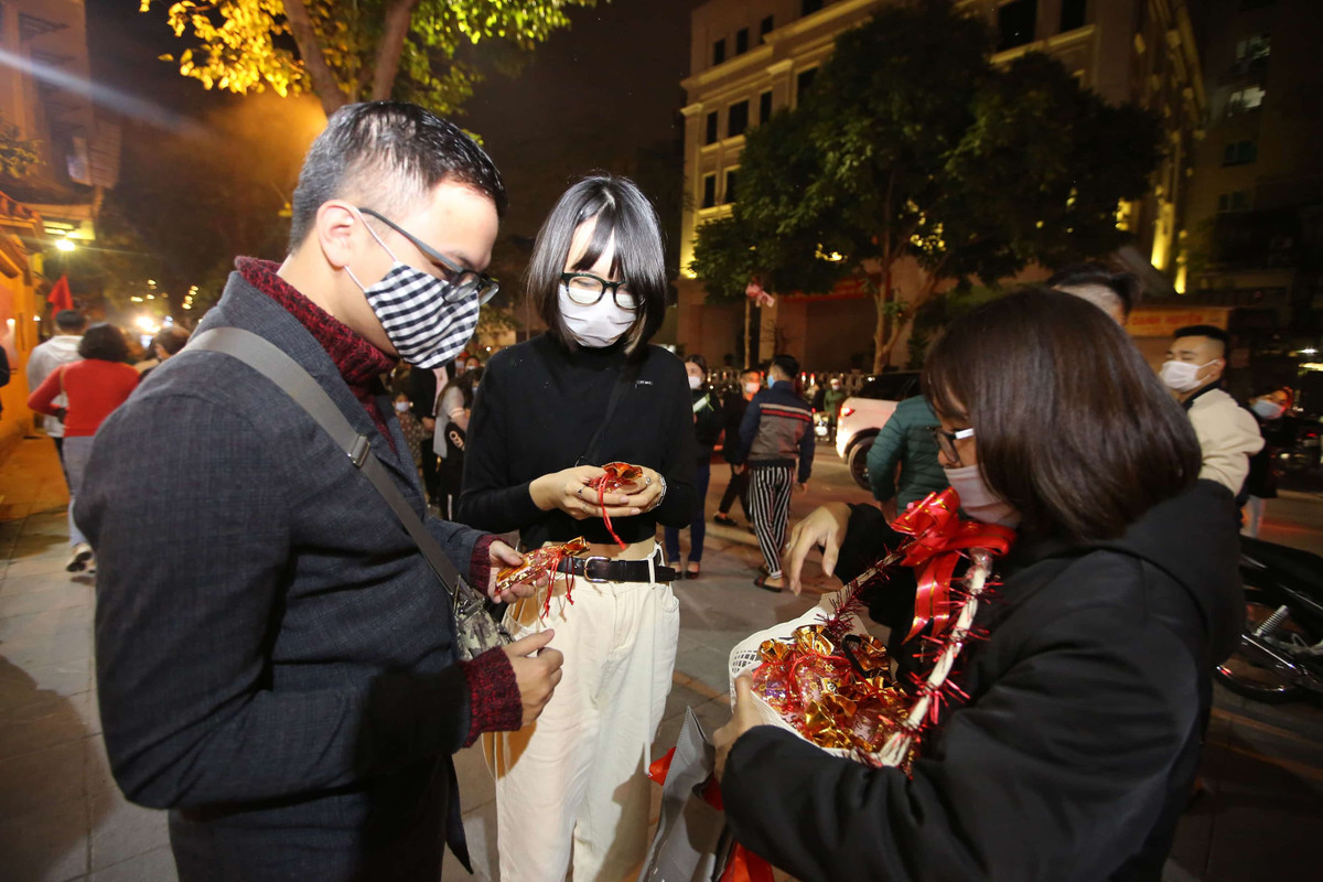 Mua muối gạo đầu năm.