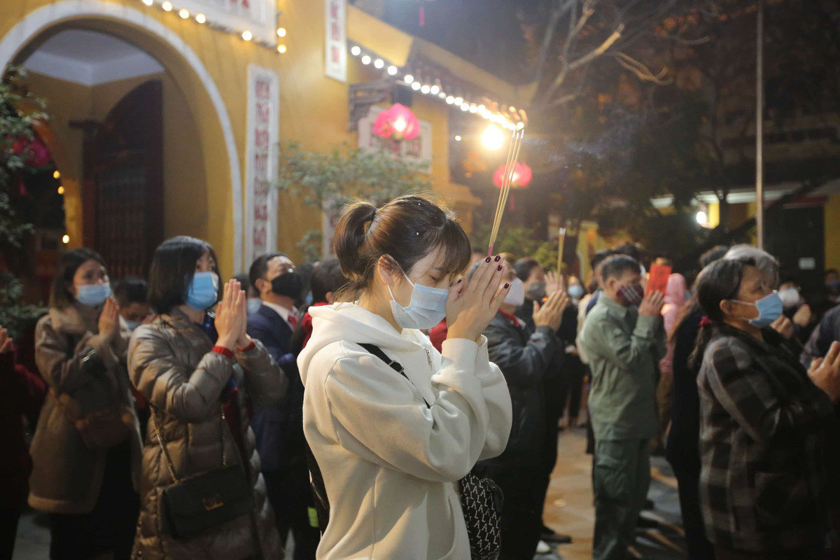 Bên cạnh đó, Ban Trị sự chùa Quán Sứ quán triệt mỗi người dân, mỗi phật tử chỉ thắp 1 nén nhan dâng ban để tránh lãng phí và giảm thiểu hỏa hoạn.