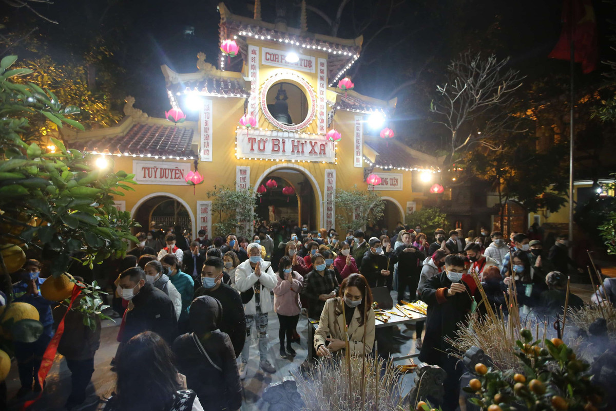Ngay sau thời khắc thiêng liêng chuyển giao giữa năm cũ và năm mới, người dân nô nức đến chùa lễ, cầu mọi sự an lành trong năm mới.