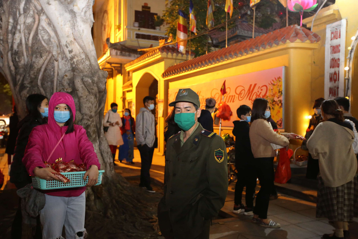 Dân phòng và Công an khu vực giữ trật tự trước cổng chủa Quán Sứ trong những giờ khắc đầu tiên của năm mới.