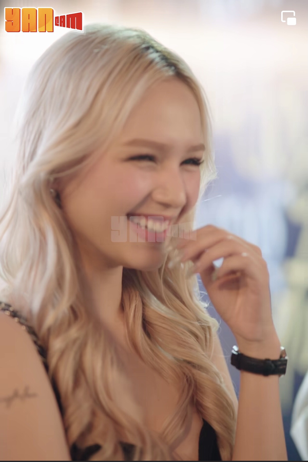 Đặc biệt, nhan sắc của hot girl Xoài Non còn khiến nhiều người trầm trồ vì camera thường cũng khó dìm được cô. Theo đó, bà xã Xemesis đã khẳng định “đẳng cấp visual” khi cân mọi camera thường mỗi khi xuất hiện trước công chúng.