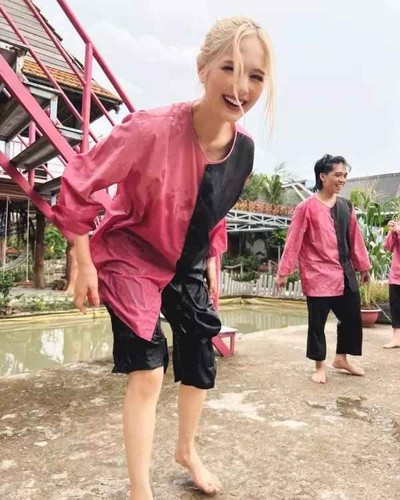 Dù góc quay thiếu sáng, dù góc chụp khó nhằn, vốn dễ lộ khuyết điểm sắc vóc thì Xoài Non cũng đều "cân đẹp".