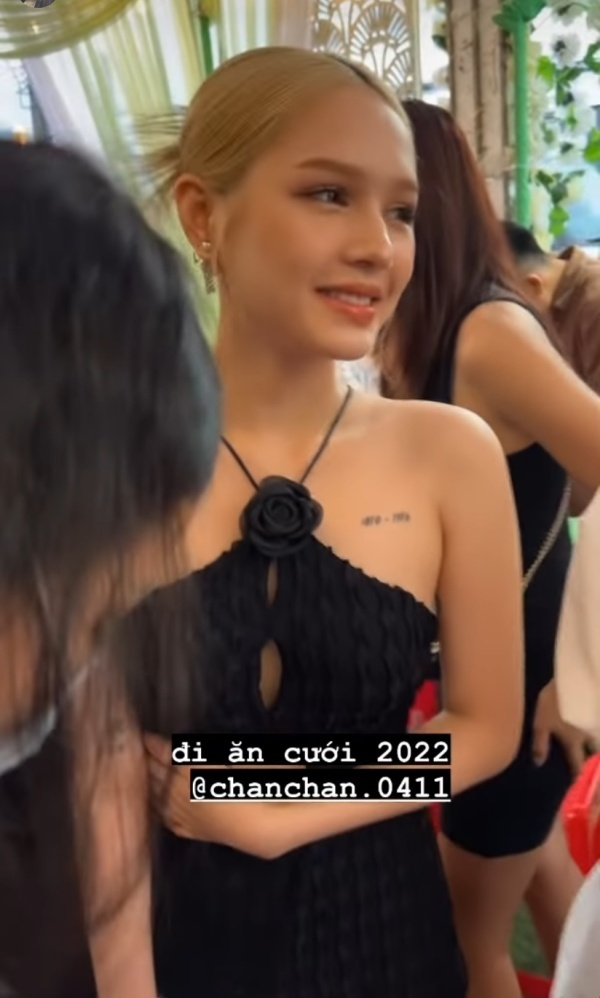 Gần đây, khi xuất hiện tại đám cưới của Masew, nhan sắc Xoài Non qua camera thường khiến nhiều người trầm trồ. So sánh với ảnh tự đăng, mọi người đều dễ dàng nhận thấy không có sự khác biệt về thần thái, vóc dáng.