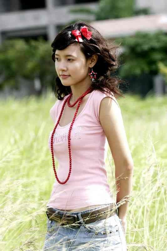 Hot girl Midu với thời trang tóc sư tử.