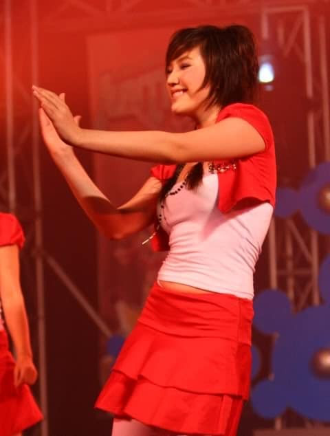 Nhớ lại những ngày tháng hào hùng của kiểu tóc sư tử huyền thoại, nhiều dân mạng còn nhớ thêm rằng, ảnh nào cũng được chèn thêm chữ...