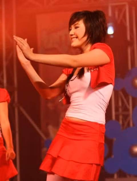 Nhớ lại những ngày tháng hào hùng của kiểu tóc sư tử huyền thoại, nhiều dân mạng còn nhớ thêm rằng, ảnh nào cũng được chèn thêm chữ...