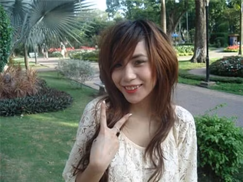 Chia sẻ tếu táo trên mạng xã hội, nickname Khanh Linh Nguyen bình luận: "Kiểu tóc sư tử làm cho các thiếu nữ trông như đang đội nón len mùa đông không lạnh, kết hợp với áo thun 3 lỗ, quần tụt nhẹ, dép Doctor huyền thoại là styles gặp ở khắp mọi nơi, từ sân trường đến công viên, từ nhà thương điên đến bệnh viện phụ sản, từ Lương Văn Can đến 2 mé cầu Long Biên ngay giữa sông Hồng".