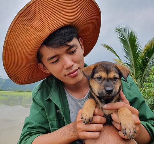 Tuy nhiên, trong năm 2020, kênh YouTube của Sang Vlog bị tắt kiếm tiền vì vi phạm chính sách. Một trong những nguyên nhân đó là có sự xuất hiện của trẻ em. Sự việc khiến kênh của anh bị ẩn khỏi phần đề xuất của YouTube, hạn chế quảng cáo… Điều này khiến thu nhập của chàng trai bị ảnh hưởng không nhỏ.