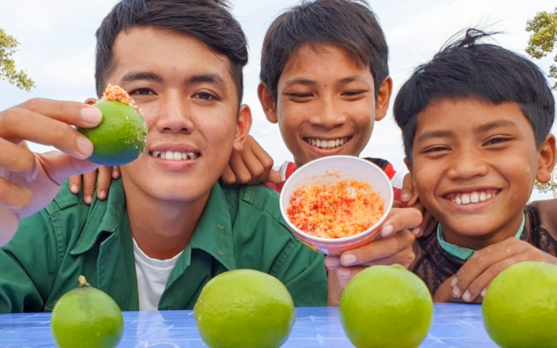 Trong 2 năm làm YouTube, số tiền Sang Vlog kiếm được khoảng 2,5 tỉ đồng tuy nhiên trong đó có 30% là thuế, phí. Sau khi trừ tất cả chi phí, số tiền còn lại là 1,5 tỉ đồng cho 2 năm, như vậy trung bình mỗi tháng anh kiếm được 60 triệu đồng.