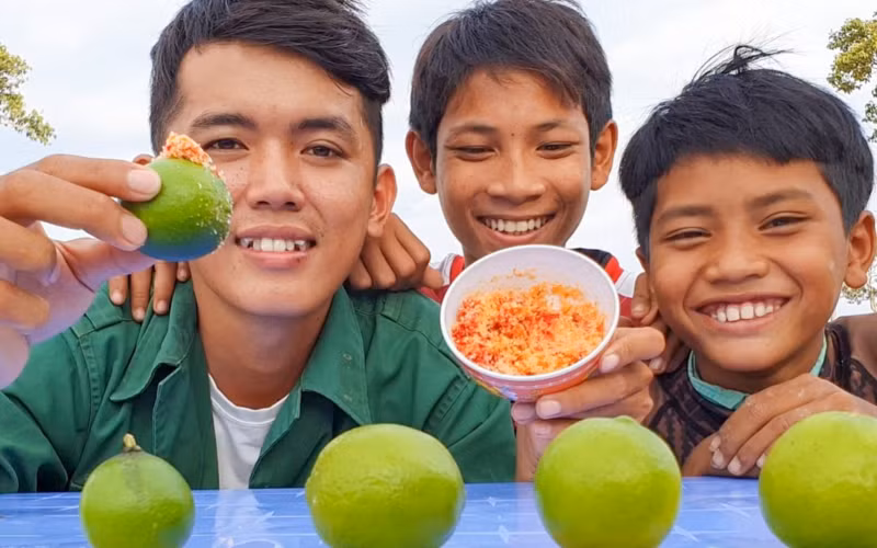 Trong 2 năm làm YouTube, số tiền Sang Vlog kiếm được khoảng 2,5 tỉ đồng tuy nhiên trong đó có 30% là thuế, phí. Sau khi trừ tất cả chi phí, số tiền còn lại là 1,5 tỉ đồng cho 2 năm, như vậy trung bình mỗi tháng anh kiếm được 60 triệu đồng.