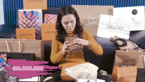 Quỳnh Anh còn từng lên sóng 1 video bóc giá những món đồ "ngập mùi tiền". Trong đó còn có cả chiếc vòng cổ kim cương sương sương 800 triệu sáng lấp lánh.