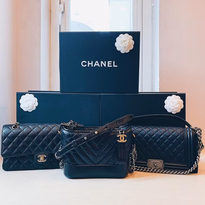 Một trong những sở thích rất xa xỉ của Quỳnh Anh chính là tậu hàng hiệu. Trước đây, bộ sưu tập của cô nàng chủ yếu là những cái tên nổi tiếng như LV, Chanel, Dior,...