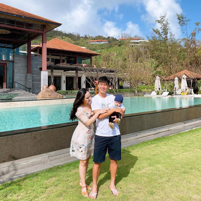 Dù bận rộn thi đấu, thế nhưng khi có thời gian rảnh rỗi, Duy Mạnh không ngần ngại đưa vợ và con đi nghỉ mát, du lịch ở những khu nghỉ dưỡng 5 sao...