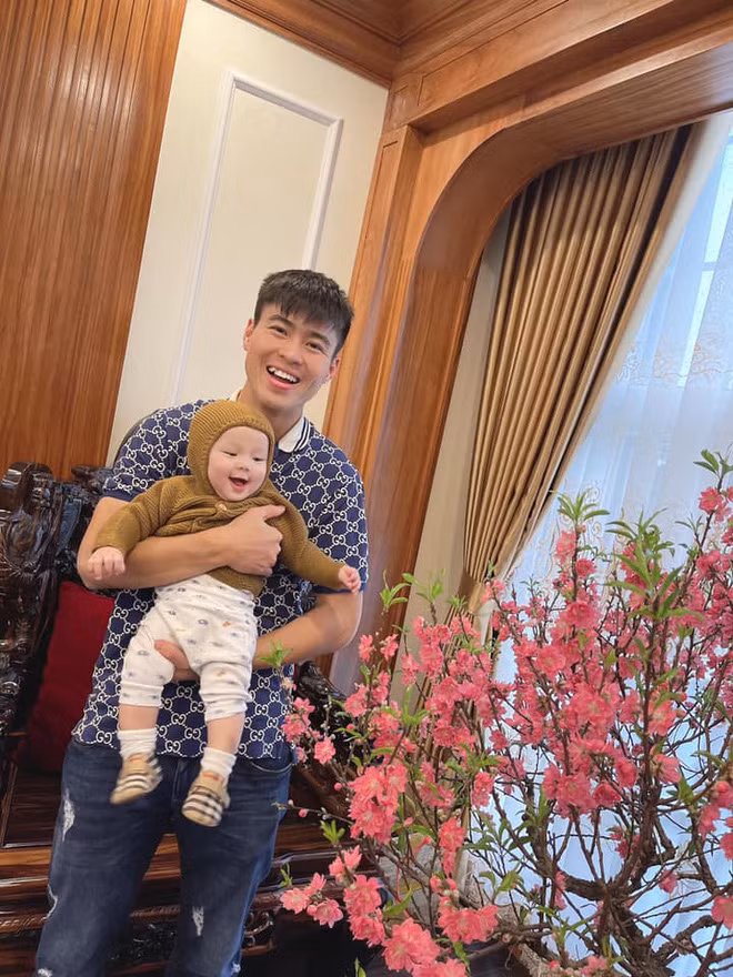 Tuy nhiên, sau khi đón bé "Ú", cuối năm 2020, Duy Mạnh và vợ lại chuyển sang một căn hộ mới.