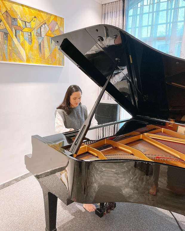 Một góc nhà của Duy Mạnh có hẳn 1 chiếc piano để phục vụ những phút cao hứng của "công chúa béo".