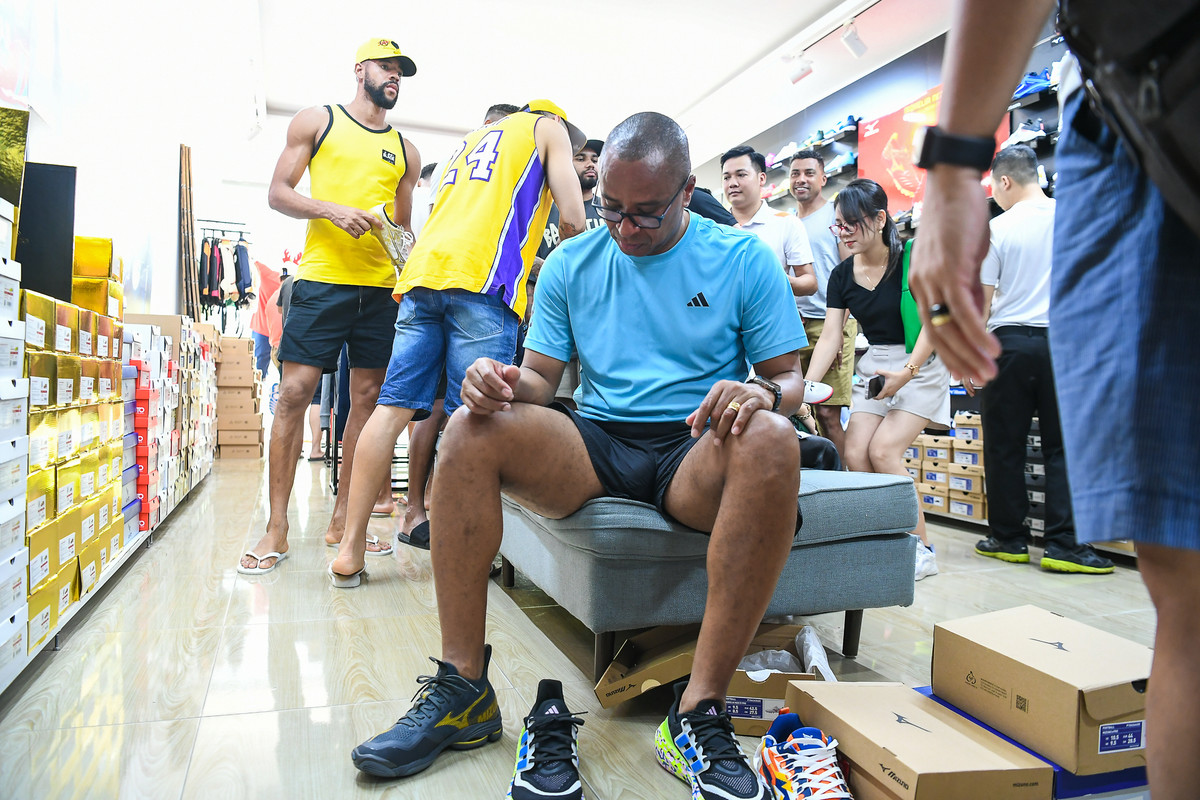 Sự xuất hiện của những ngôi sao từng đưa Brazil tới nhiều danh hiệu cao quý tại cửa hàng Kamito đã nhanh chóng thu hút sự chú ý của khán giả và họ cũng vui vẻ giao lưu, kí tặng các fan Việt Nam.