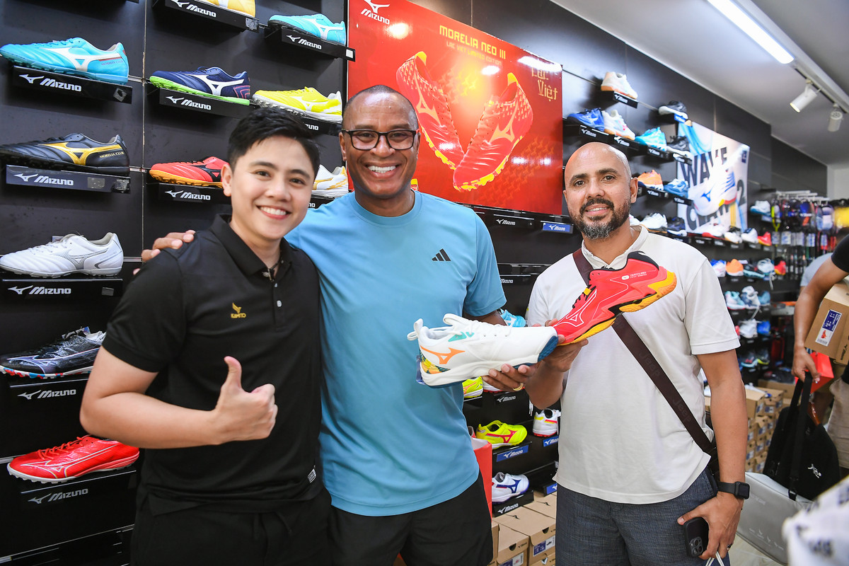 Nếu để ý, Kamito thiết kế trang phục thi đấu cho 2 đội tuyển Ngôi sao trong Lễ hội bóng đá Brazil - Việt Nam tại Đà Nẵng. Ra tới Hà Nội, trong trận giao hữu với CAHN, đội cựu danh thủ Brazil tiếp tục lựa chọn trang phục của thương hiệu này làm trang phục thi đấu chính thức.