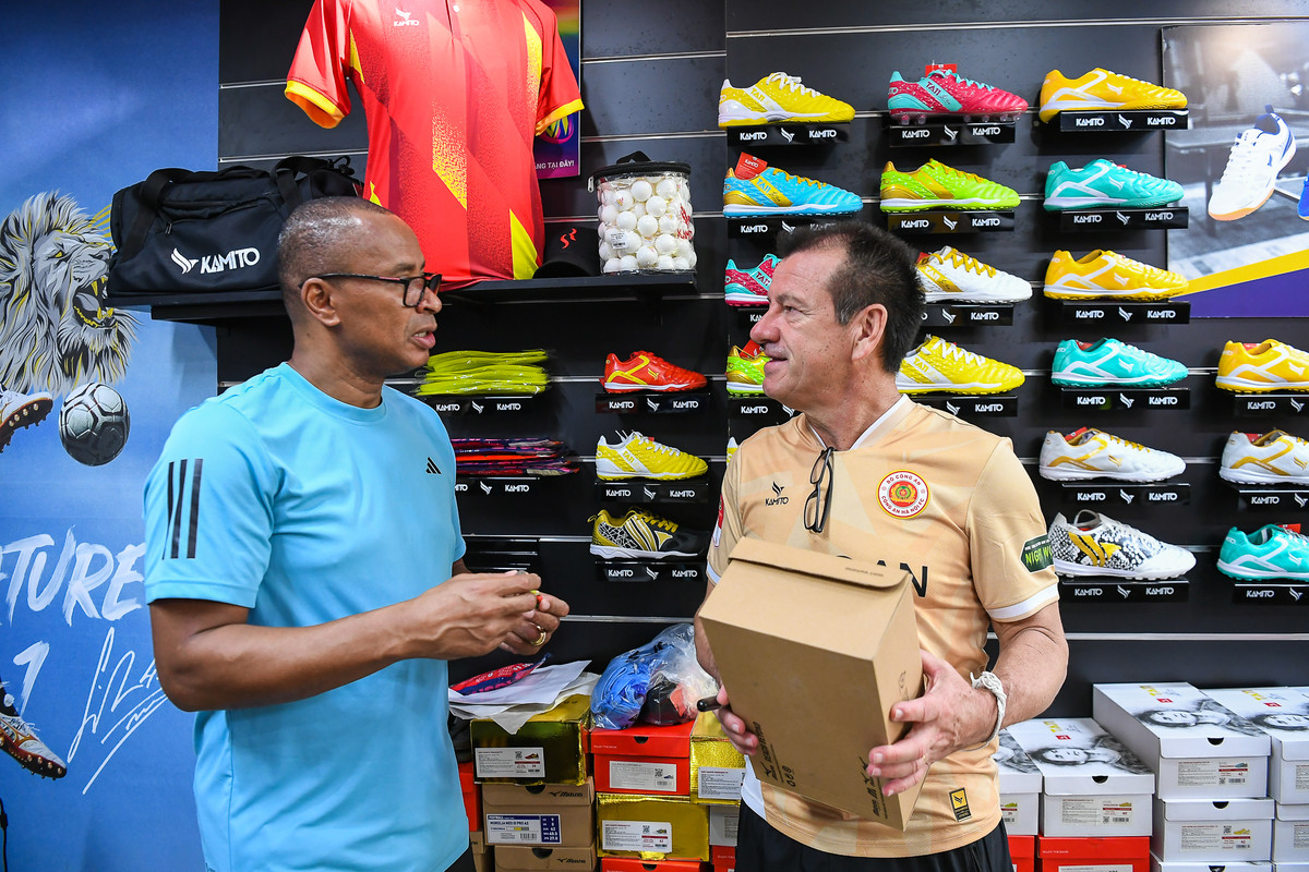 Được biết chuyến thăm ngắn tới cửa hàng của Kamito cũng là hoạt động cuối cùng của các cựu ngôi sao của đội tuyển Brazil như Rivaldo, Dunga, Kleberson, Edmilson trước khi lên máy bay rời Việt Nam, kết thúc chuyến du đấu thành công tốt đẹp.