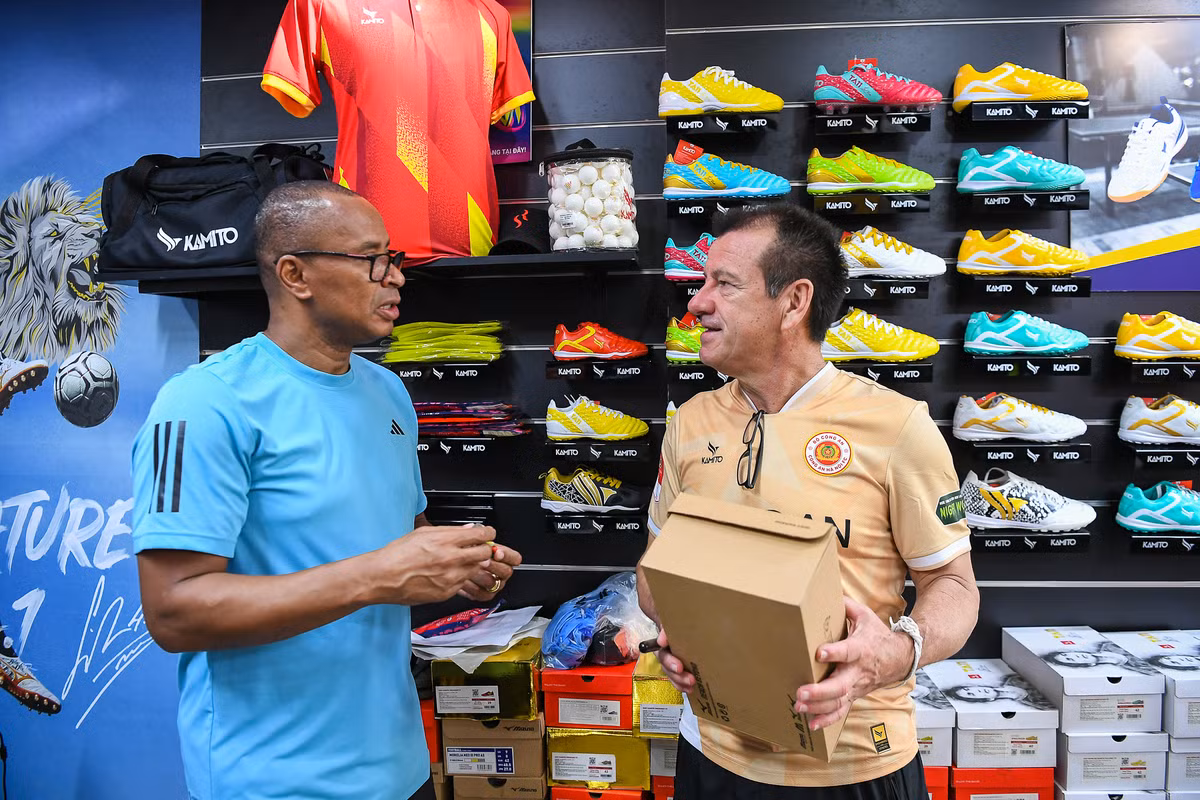 Được biết chuyến thăm ngắn tới cửa hàng của Kamito cũng là hoạt động cuối cùng của các cựu ngôi sao của đội tuyển Brazil như Rivaldo, Dunga, Kleberson, Edmilson trước khi lên máy bay rời Việt Nam, kết thúc chuyến du đấu thành công tốt đẹp.