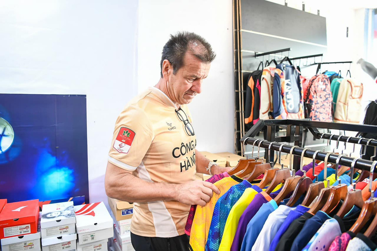 Cụ thể, sau khi kết thúc trận đấu trên SVĐ Hàng Đẫy với CLB Công an Hà Nội thì sáng ngày 30/4, các cựu sao của Selecao như Dunga, Kleberson đã tới cửa hàng giới thiệu sản phẩm của thương hiệu Kamito tại Hà Nội.