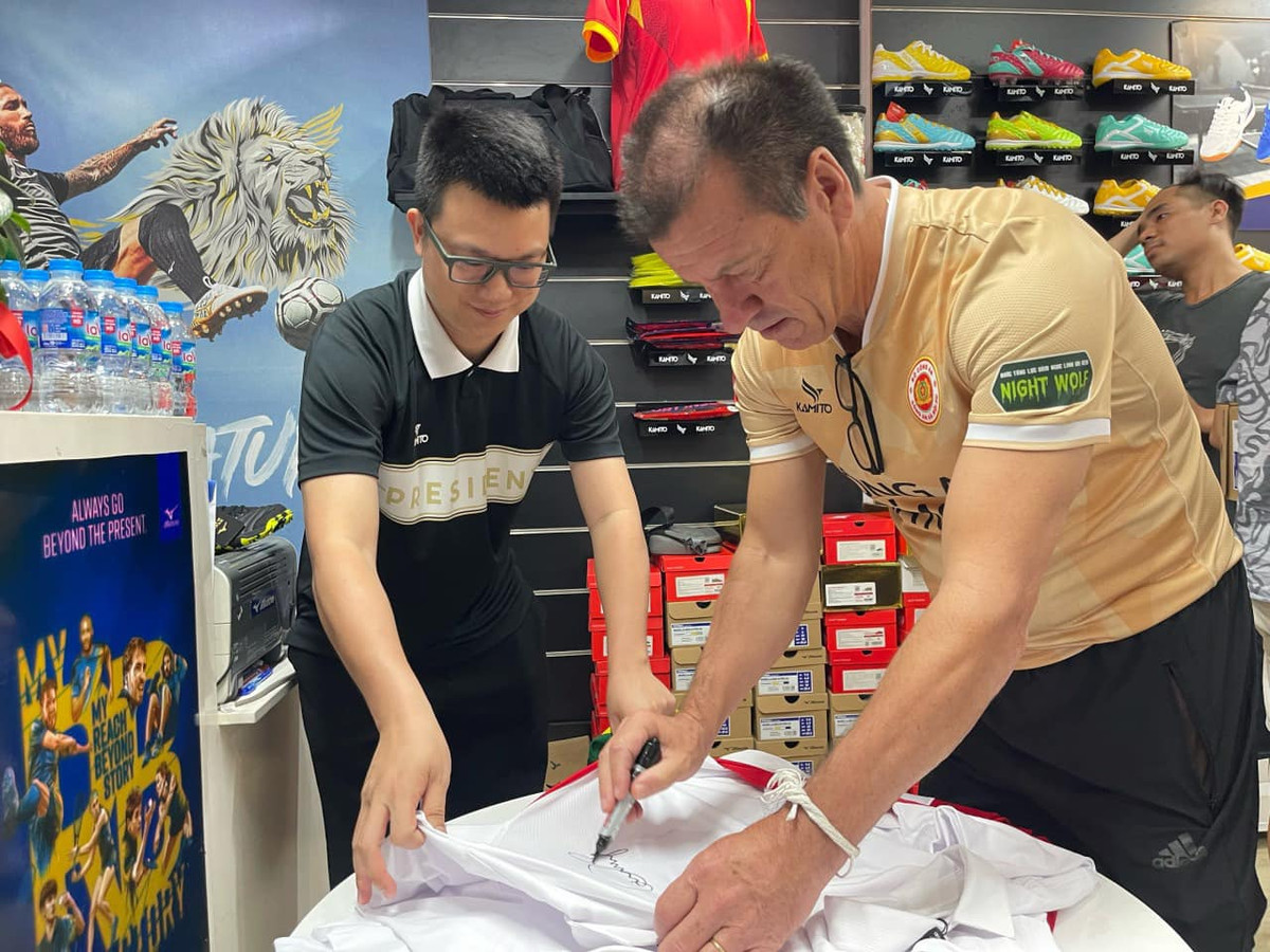 Tại cửa hàng của Kamito, các cựu sao của đội tuyển Brazil đã dành thời gian trải nghiệm những mặt hàng của Kamito sản xuất như trang phục, giày thi đấu...