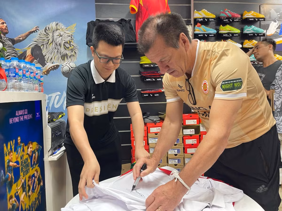Tại cửa hàng của Kamito, các cựu sao của đội tuyển Brazil đã dành thời gian trải nghiệm những mặt hàng của Kamito sản xuất như trang phục, giày thi đấu...