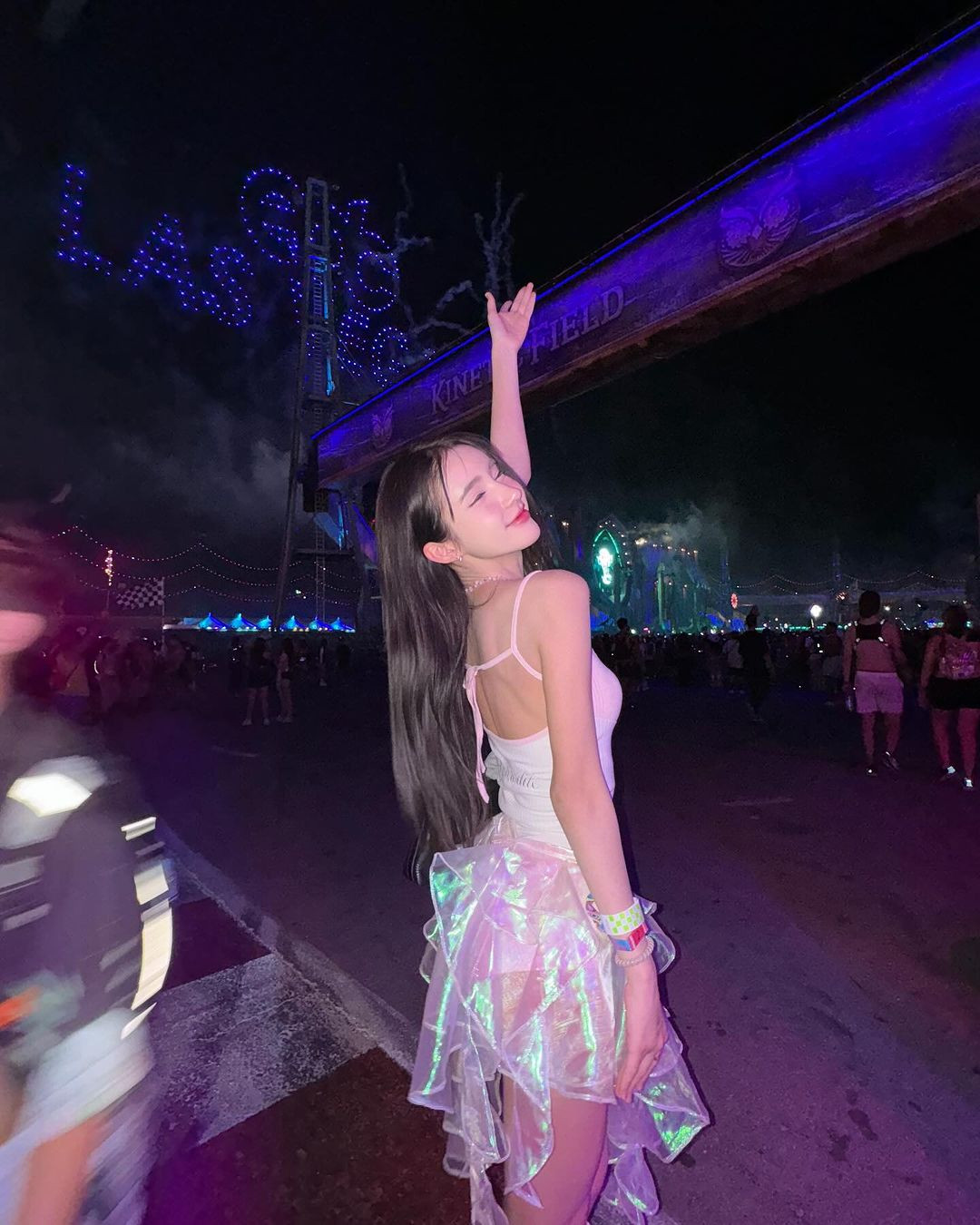 Yoshi được nhận xét là một trong những mỹ nhân chuyển giới thành công ở Thái Lan nhờ sở hữu vẻ đẹp ngọt ngào, vóc dáng mảnh mai, thon thả. Đặc biệt hơn, cô được trời phú cho giọng nói nhẹ nhàng và nữ tính.