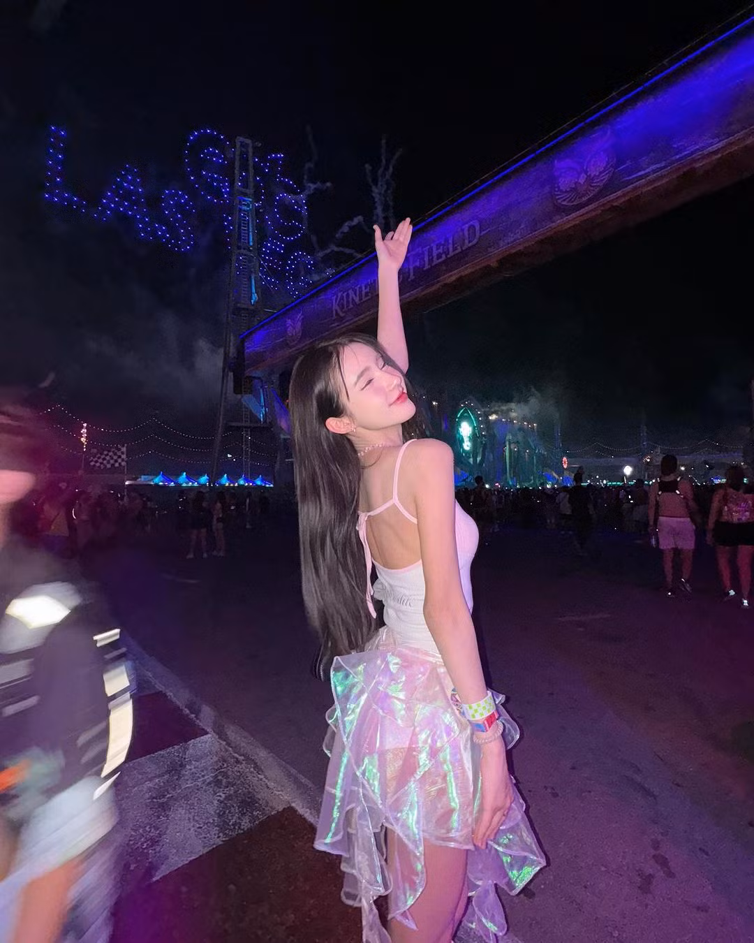 Yoshi được nhận xét là một trong những mỹ nhân chuyển giới thành công ở Thái Lan nhờ sở hữu vẻ đẹp ngọt ngào, vóc dáng mảnh mai, thon thả. Đặc biệt hơn, cô được trời phú cho giọng nói nhẹ nhàng và nữ tính.