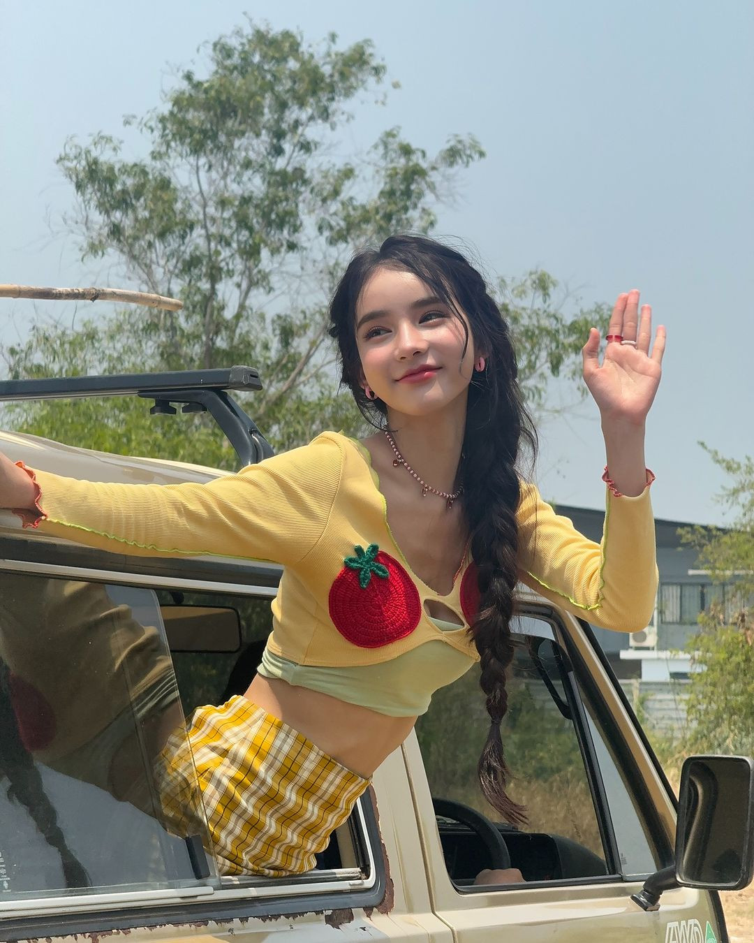 Nàng hot girl Thái Lan diện outfit đậm không khí mùa hè với gam màu ngọt ngào, bắt mắt biểu diễn giai điệu vui nhộn ở một sạp hoa quả.