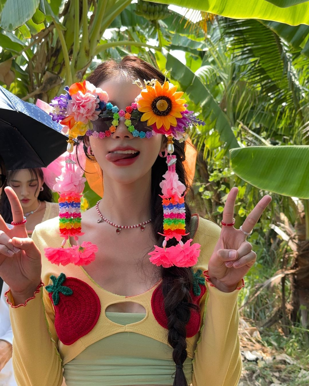 Dưới phần bình luận, nhiều cư dân comment hài hước rằng: "Cô chủ sạp hoa quả xinh đẹp quá", "nhan sắc thiên thần", "Nét đẹp của Yoshi bao năm vẫn vậy, không thay đổi",...