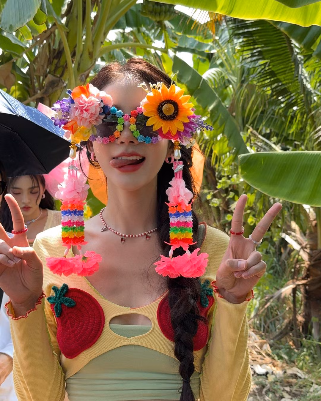 Dưới phần bình luận, nhiều cư dân comment hài hước rằng: "Cô chủ sạp hoa quả xinh đẹp quá", "nhan sắc thiên thần", "Nét đẹp của Yoshi bao năm vẫn vậy, không thay đổi",...