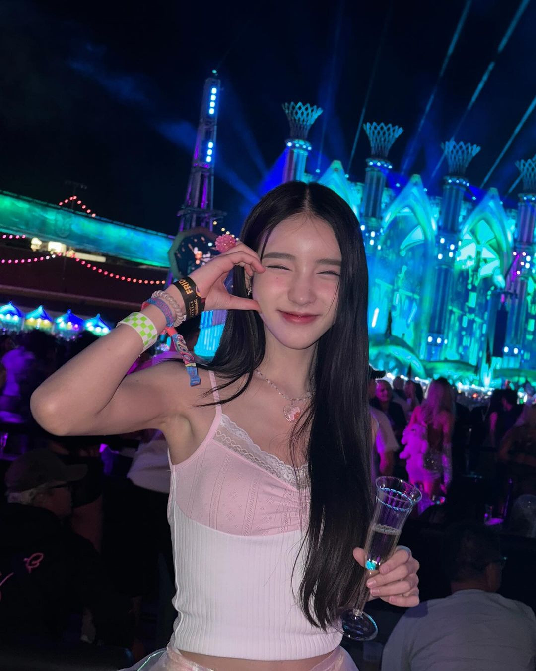 Yoshi được tờ Thairath gọi với danh xưng "thần tiên tỷ tỷ phiên bản Thái Lan", báo China Times nhận xét hot girl chuyển giới này giống "Angelababy xứ Chùa Vàng" với những dòng mô tả: "Khó tìm ra góc chết trên gương mặt Yoshi. Chúng ta càng không thể tin cô ấy là người chuyển giới với vẻ đẹp thanh khiết, nữ tính này".