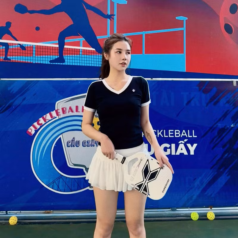 “Mình mới tập pickleball được 4 ngày. Hôm đó, mình chụp ảnh và đăng lên Facebook 2 tấm ảnh gốc. Bạn bè trong nhóm của mình thấy vậy thì chế ảnh trêu mình nhưng chỉ lưu truyền trong nội bộ nhóm. Không ngờ, ai đó đã lấy ảnh chế về đăng lên một hội nhóm và nói mình mặc phản cảm như vậy”, Ngọc Hiền kể.