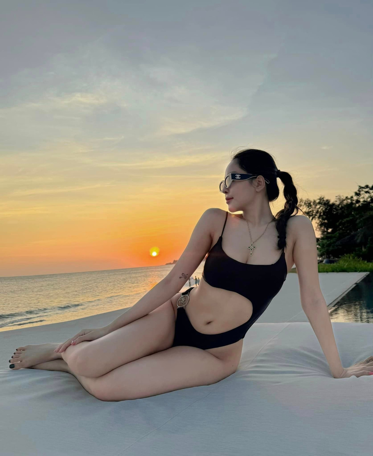 Dưới phần bình luận, netizen đều để lại bình luận khen vóc dáng và sự tươi trẻ của hot girl World Cup này.