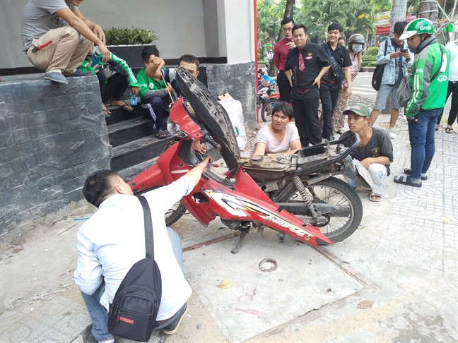 Việc các loại động vật mà điển hình là rắn chọn vị trí cư ngụ trên xe máy là điều không còn quá xa lạ.