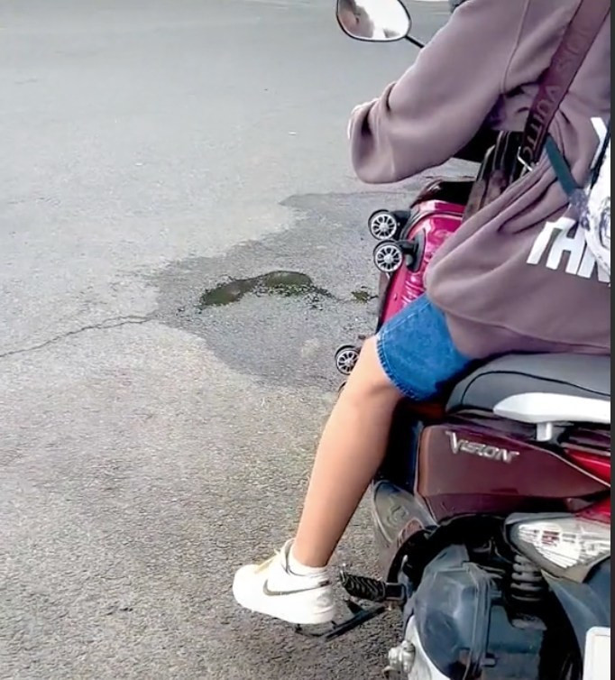 Quá hoảng sợ, cô bạn chỉ kịp dựng xe bên đường, sau đó cầm vali bỏ chạy ra phía xa. Nhóm bạn của cô nàng cũng rất bất ngờ, không biết nên làm sao để xử lý "bé na".