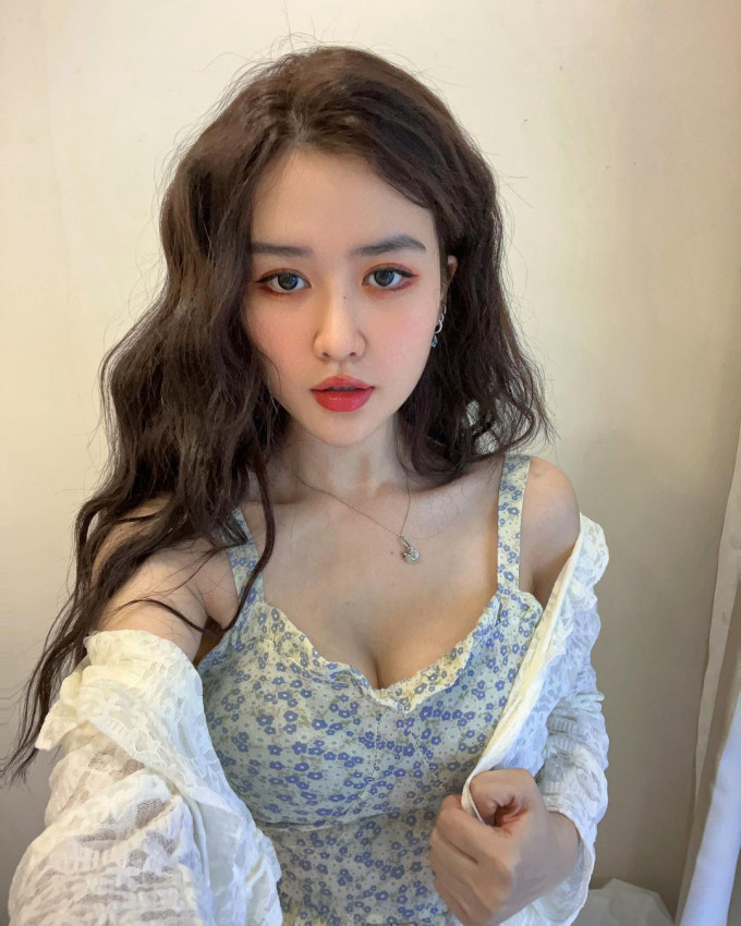 Quyên Qui hiện đang sở hữu gần 220 nghìn người theo dõi trên Facebook và con số này ở TikTok là gần 800 nghìn.