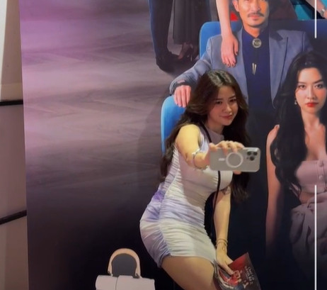 Trong khoảnh khắc xuất hiện mới đây, người đẹp mặc một chiếc váy bó sát, khoe trọn vẹn thân hình cân đối đâu ra đấy. Từ nhan sắc đến vóc dáng đều không có nhiều khác biệt so với những hình ảnh được Quyên Qui đăng tải lên trang cá nhân.