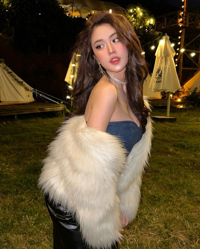 “Kiểu dáng không mập, không ốm, có da có thịt như vậy nhìn đẹp với cuốn ghê”, “Gu tui, vậy là đẹp lắm lắm luôn rồi”, “Đầy đặn, vòng nào ra vòng đó. Mặt xinh, mình là con gái còn thích”, “Thích kiểu đẹp nhiều năng lượng thế này”,.. . là một số bình luận từ netizen dưới bức ảnh của gái xinh Quyên Qui.