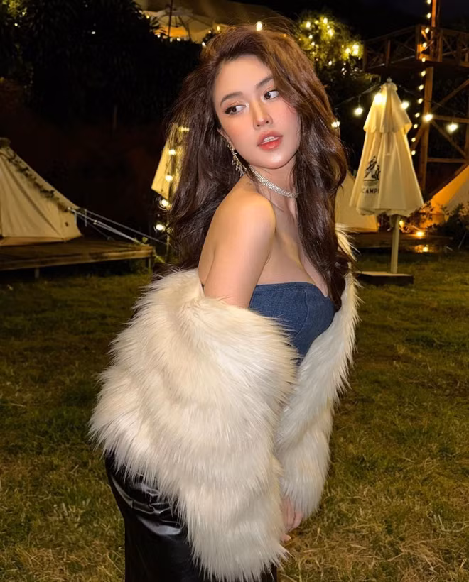 “Kiểu dáng không mập, không ốm, có da có thịt như vậy nhìn đẹp với cuốn ghê”, “Gu tui, vậy là đẹp lắm lắm luôn rồi”, “Đầy đặn, vòng nào ra vòng đó. Mặt xinh, mình là con gái còn thích”, “Thích kiểu đẹp nhiều năng lượng thế này”,.. . là một số bình luận từ netizen dưới bức ảnh của gái xinh Quyên Qui.