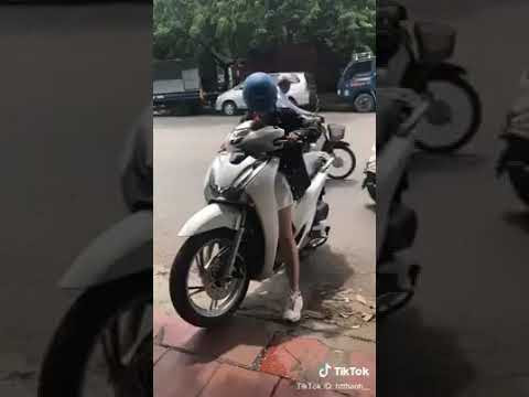 Cụ thể, một số dân mạng cho biết, họ thấy cực cho các cô gái chân ngắn khi đi SH bởi đẹp thì dẹp thật nhưng nhọc thân và mất đi sự an toàn khi tham gia giao thông.