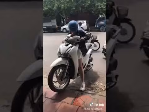 Cụ thể, một số dân mạng cho biết, họ thấy cực cho các cô gái chân ngắn khi đi SH bởi đẹp thì dẹp thật nhưng nhọc thân và mất đi sự an toàn khi tham gia giao thông.