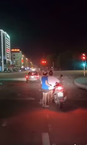 Trong các dòng xe máy thông thường thì SH là niềm mơ ước của rất nhiều người. Dù đẹp nhưng chiếc xe tay ga này chống chỉ định với những người có chiều cao khiêm tốn, đặc biệt là hội chị em chân ngắn.