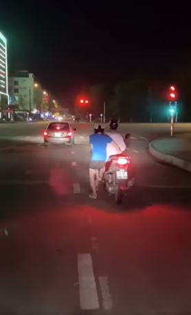 Mới đây, một đoạn clip ngắn ghi lại cảnh 1 cô gái chiều cao khiêm tốn đi xe SH và màn dừng xuống xe "bá đạo" đã nhanh chóng nhận được sự quan tâm từ phía cộng đồng mạng.