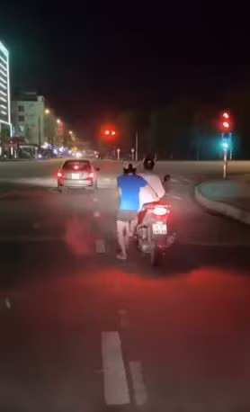 Mới đây, một đoạn clip ngắn ghi lại cảnh 1 cô gái chiều cao khiêm tốn đi xe SH và màn dừng xuống xe "bá đạo" đã nhanh chóng nhận được sự quan tâm từ phía cộng đồng mạng.