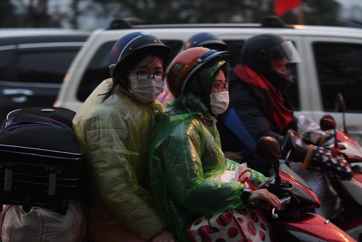 Mấy ngờ qua, dù Hà Nội trở lạnh bất ngờ và có mưa nhưng dòng người quay trở lại để chuẩn bị đi làm vẫn lũ lượt.