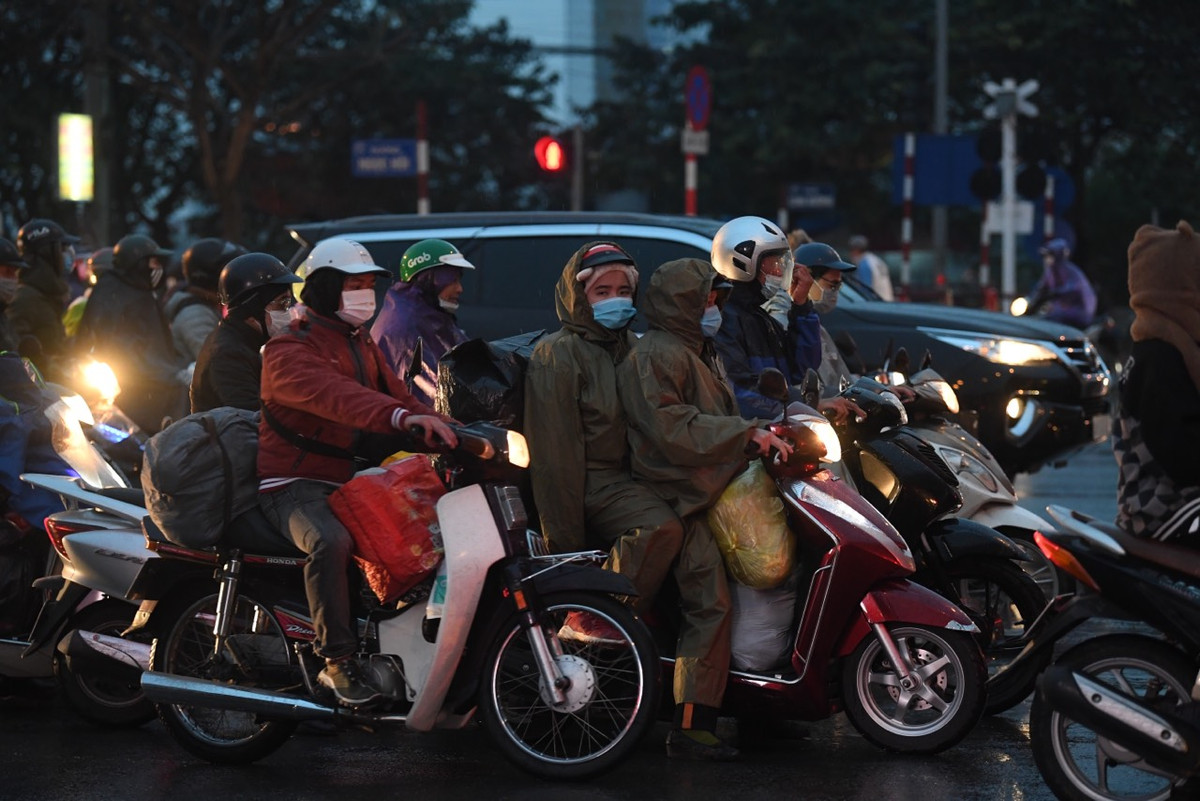 Hàng dài xe cộ vượt mưa lạnh trở lại thành phố sau kì nghỉ Tết.