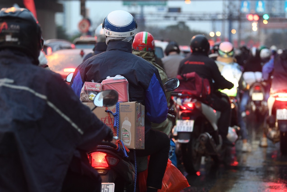 Có mặt ở cửa ngõ vào Thủ đô, hàng dài xe cộ chở đồ ăn, vali... quay trở lại chuẩn bị đi làm.