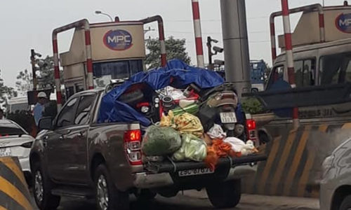 Trên mạng xã hội, nhiều người khoe rằng, lúc về nghỉ Tết họ “tay xách nách mang” đủ thứ quà cáp về cho gia đình, lúc ra đi họ lại được bố mẹ, người thân sắp xếp cho túi lớn túi nhỏ đủ thức quà quê, đồ còn dư sau Tết.