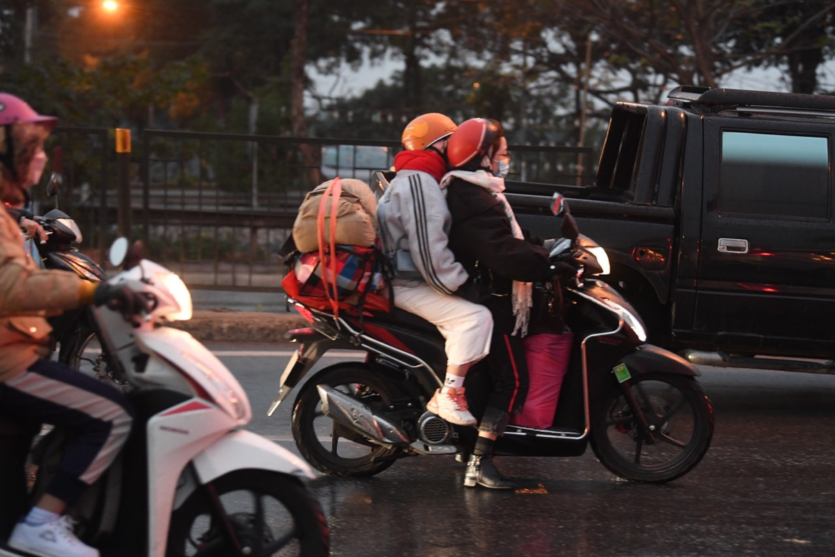 Hai bạn trẻ "phượt" từ Nam Định lên Hà Nội với sau xe đầy đồ đặc.